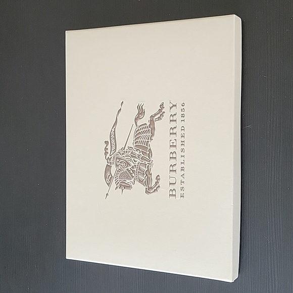 New! Burberry Giant Check Cashmere Scarf Navy Check NWT Gift Box - Picture 7 of 8